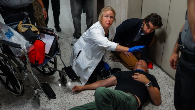Los agentes federales se estrellan con periodistas fuera del Tribunal de Inmigración de Nueva York y envían uno al hospital