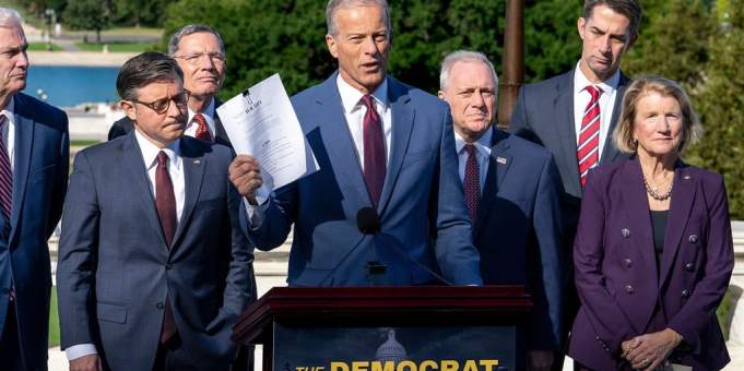Thune advierte contra el cierre del gobierno, mientras que AOC insiste en soluciones