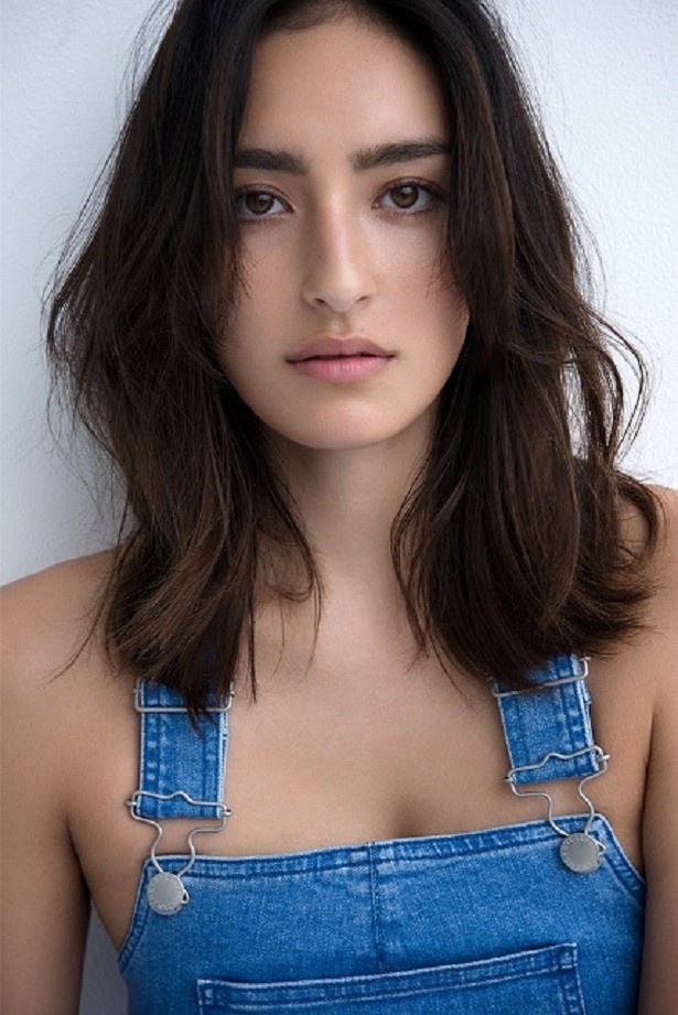 ＜画像2 / 2＞長谷川潤がへそチラ！ Tシャツをまくってアボカドを華麗にキャッチ｜ウォーカープラス