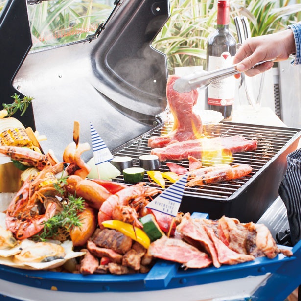 ＜画像1 / 4＞塊肉とシーフードを豪快に！クルージング気分でBBQができる「難波 ザ リバーサイドバーベキュー」｜ウォーカープラス