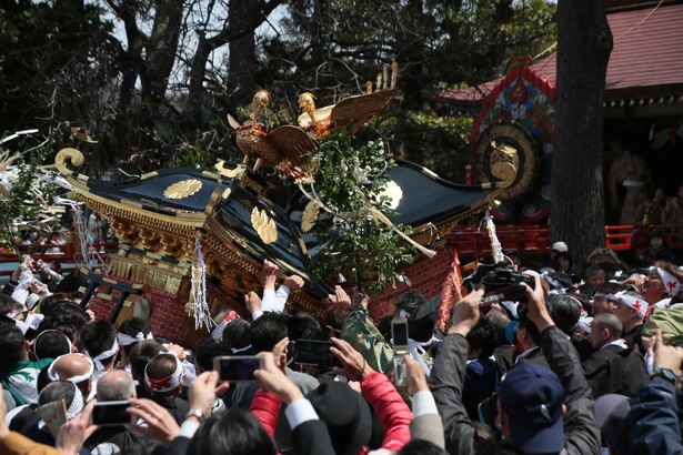 神輿をぶつけ合うお祭り！新潟県糸魚川市「糸魚川けんか祭り」｜ウォーカープラス