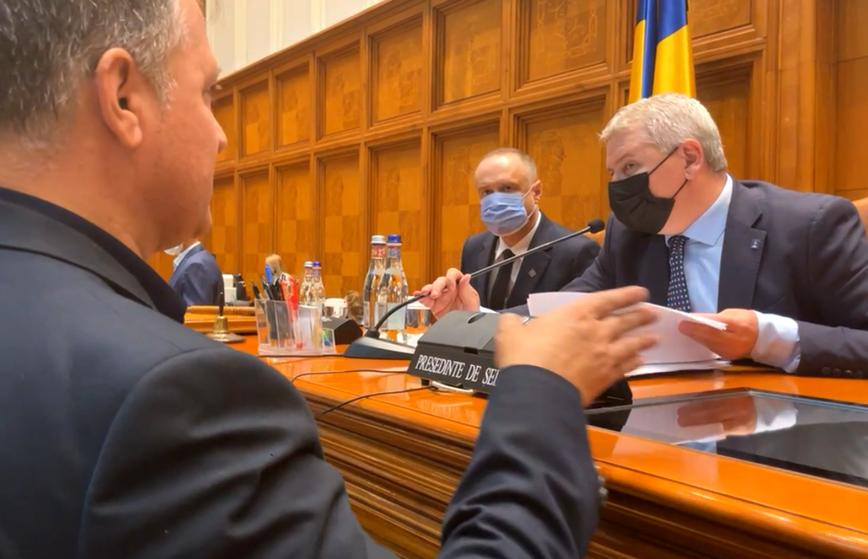 MoÈiunea Usr Plus CititÄ Printre StrigÄte Èi Imbranceli Florin Roman AnunÈÄ CÄ Depune Plangere PenalÄ Pentru Agresiune FizicÄ News Bucuresti