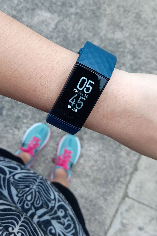 REVIEW Fitbit Charge 4 fitness tracker