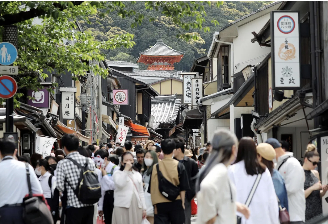 京都に外国人観光客殺到で「コロナ前に根付いたマナーが“リセット”された」 中国人客のレンタカー問題もトラブルの種に News Everyday
