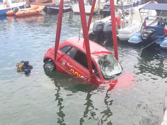 Auto Enjoy finisce nel mare del porticciolo di Ognina. Le FOTO del recupero