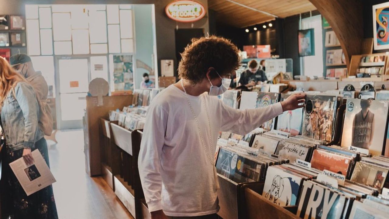 Josh Kiszka Girlfriend 2021 His Relationship Status and Other Facts(025)