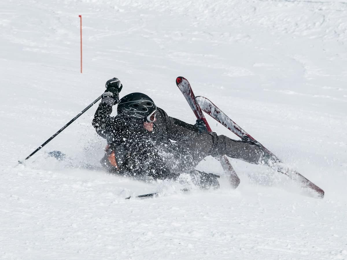 Do Skis Come Off When You Fall? (When Should They) New To Ski