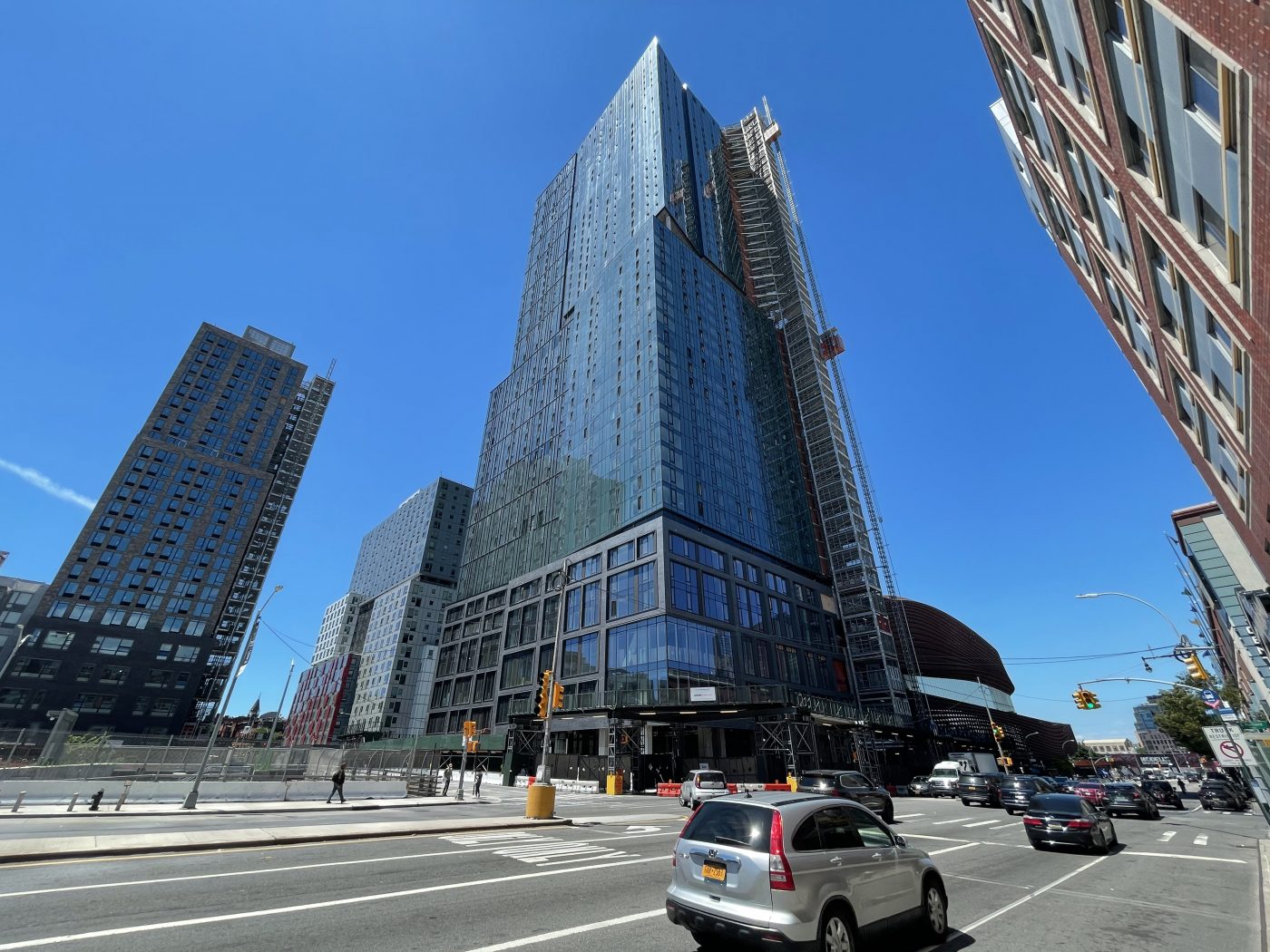 18 Sixth Avenue's Glass Façade Installation Wraps Up in Prospect
