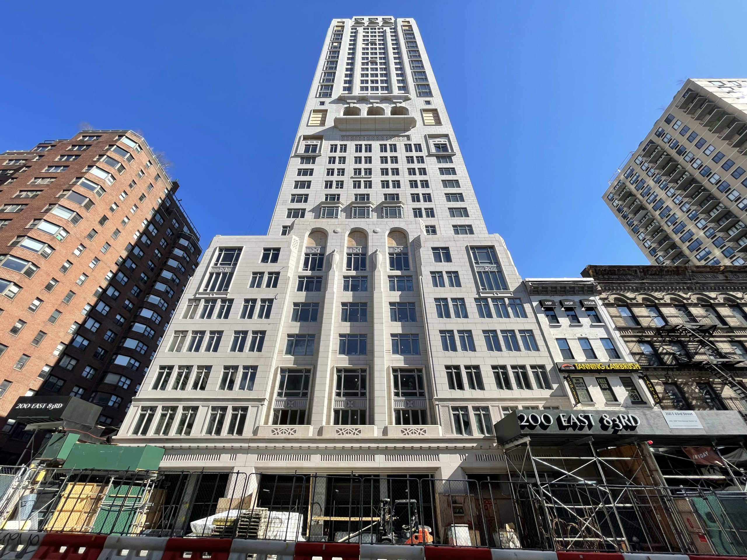 NEW YORK 200 East 83rd Street 489 FT 35 FLOORS Page 4