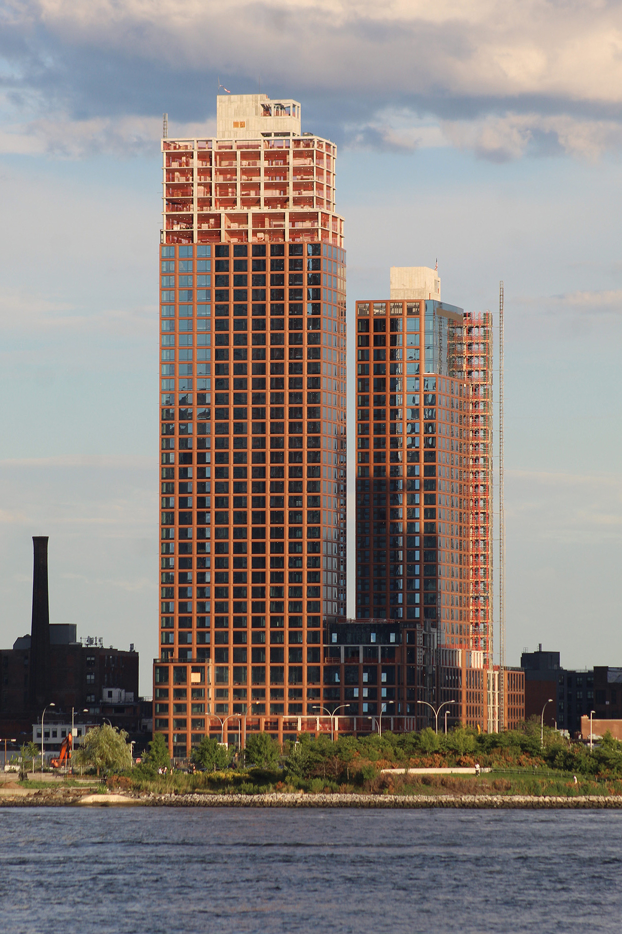 Greenpoint 77 Commercial Street 429ft + 331ft 40 fl + 30 fl T/O