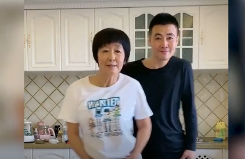 Chinese Son Teaches Mom to Dance, Now They Are Going Viral