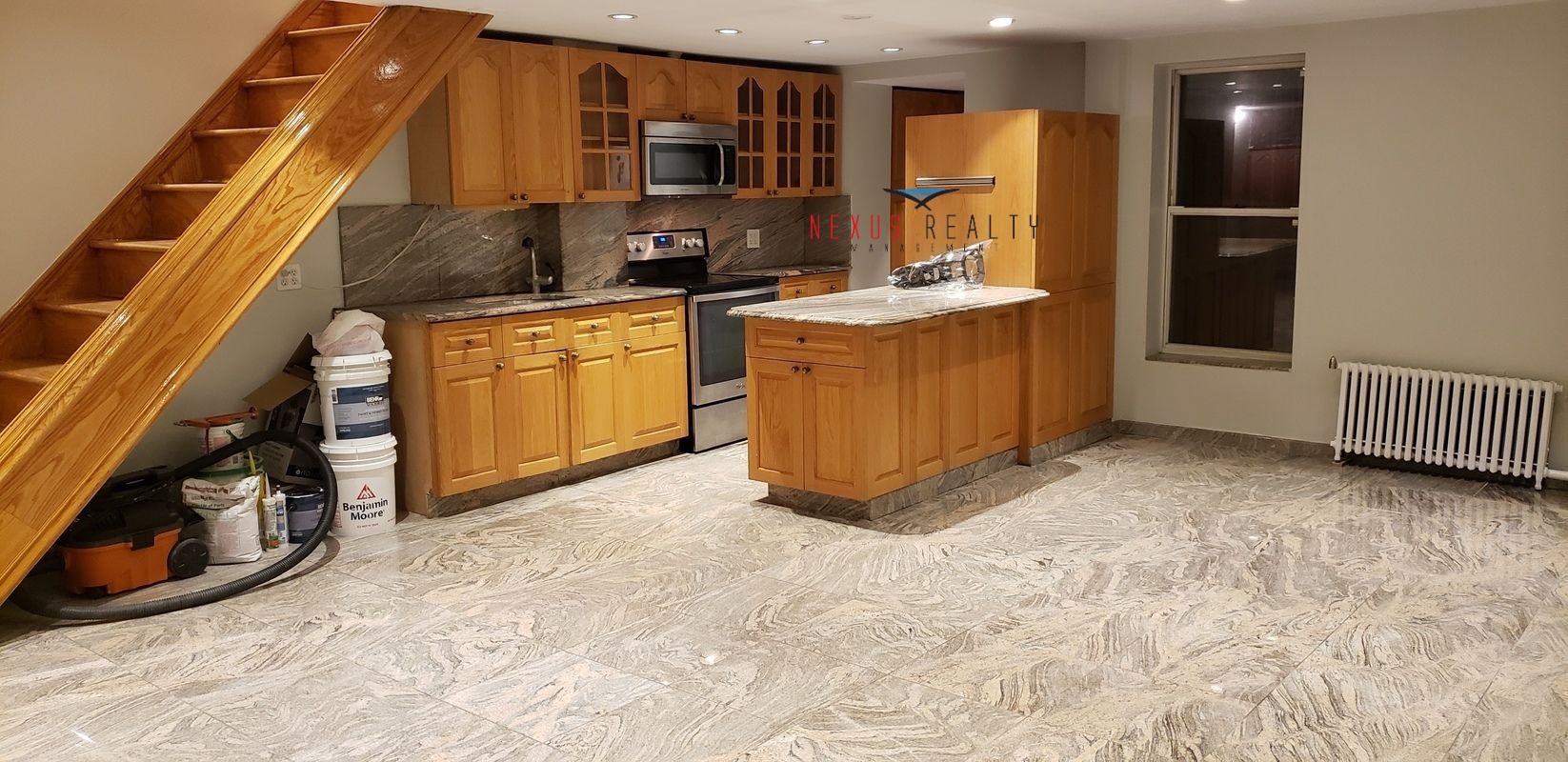 Beautiful duplex 2 Bedroom apartment with 1 bath in a private house in