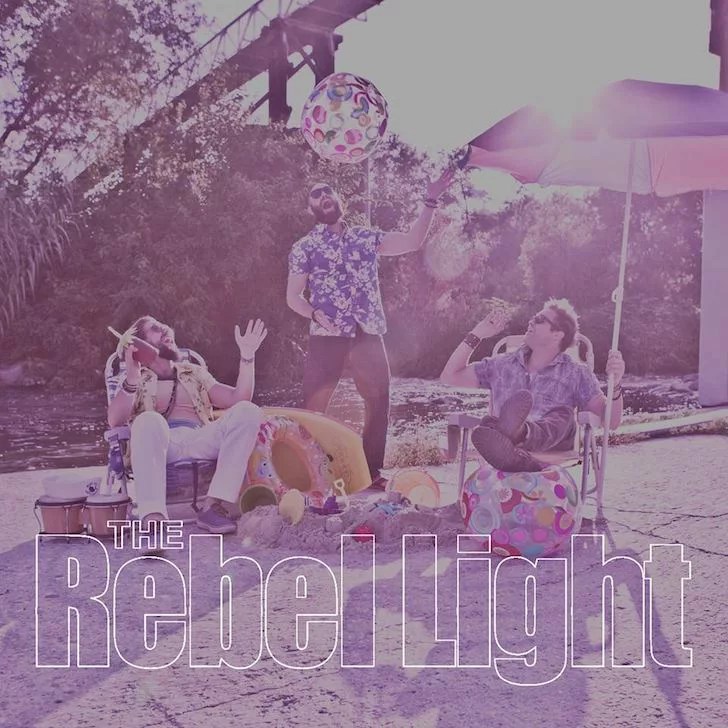 何度聴いても良い曲！LAのインディーポップバンド The Rebel Lightが'Strangers'のMVを公開