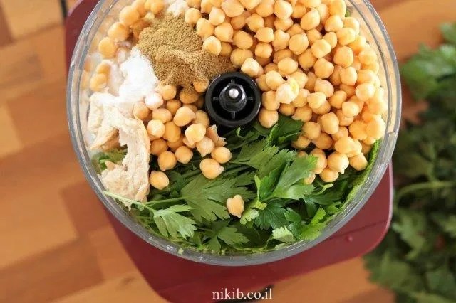 מתכון לפלאפל ביתי מנצח! זהוב פריך ונימוח, המתכון הכי טוב לפלאפל
