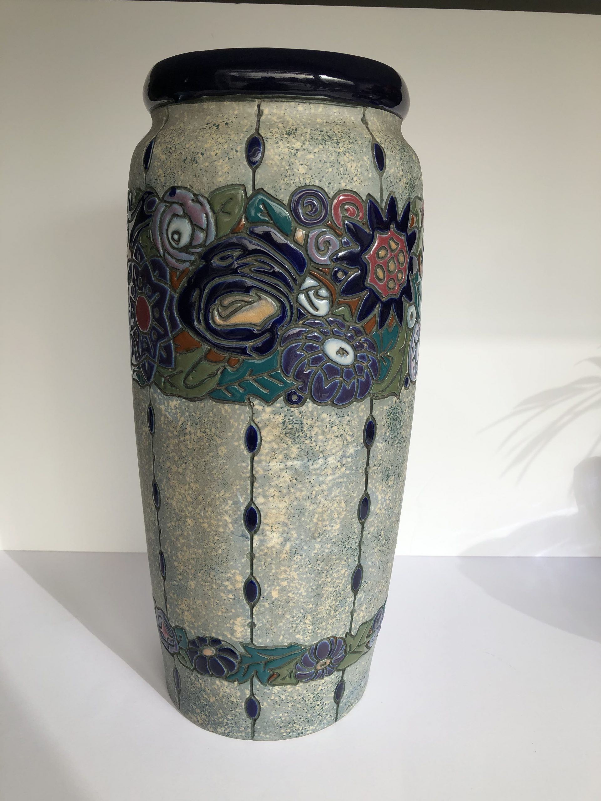 Vase en Céramique émaillée Amphora Werk, hauteur 41 cm. Tons de bleus, mauve, olive. Niki Pholie