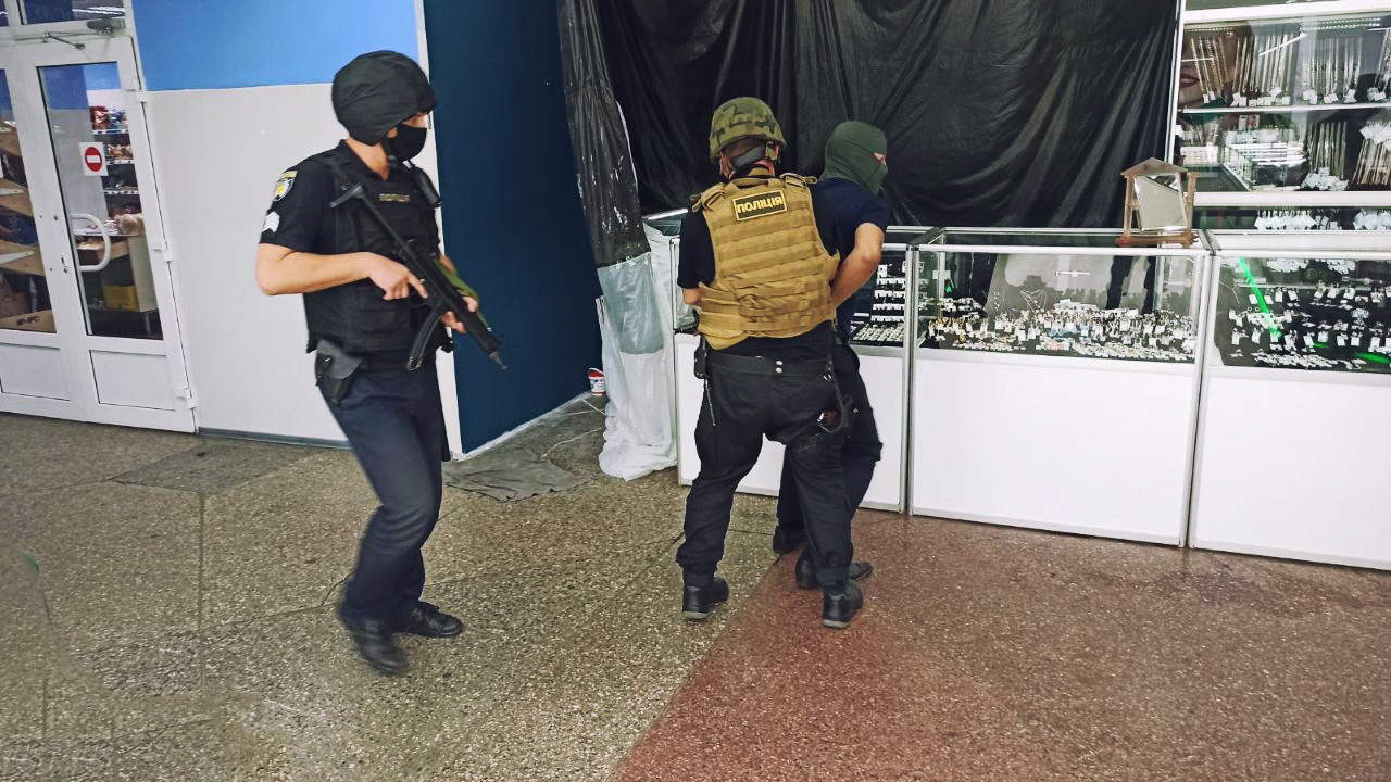 В центре Никополя полицейские охраны предотвратили разбойное нападение