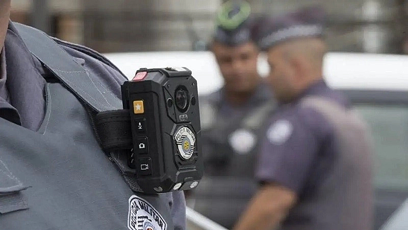 https://i2.wp.com/nilljunior.com.br/wp-content/uploads/2023/09/camera-uniforme-policia.jpeg