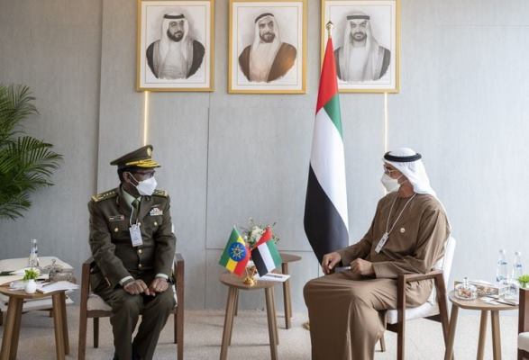 رئيس الأركان الإثيوبي الجنرال برهانو جولا، يسار خلال لقائه مع ولي عهد أبو ظبي الشيخ محمد بن زايد