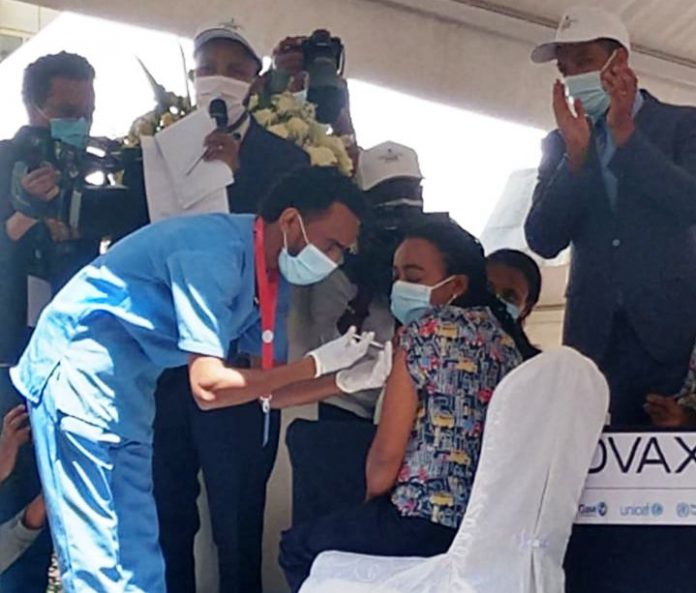 التطعيمات الأولية خلال تدشين انطلاق حملة التطيم ضد كورونا في أديس أبابا