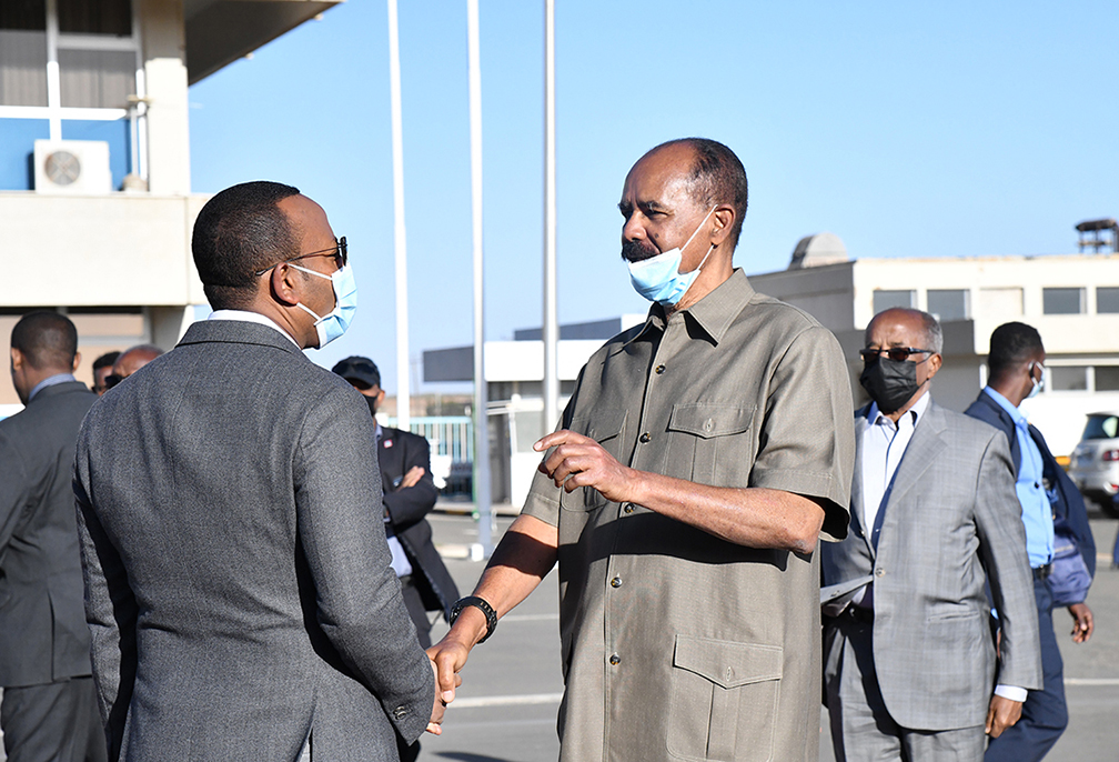 الرئيس إسياس أفورقي خلال استقباله رئيس الوزراء آبي أحمد في زيارته إرتريا غدات تأكيدات آبي وجود قوات ارترية في تيغراي أمام البرلمان الإثيوبي