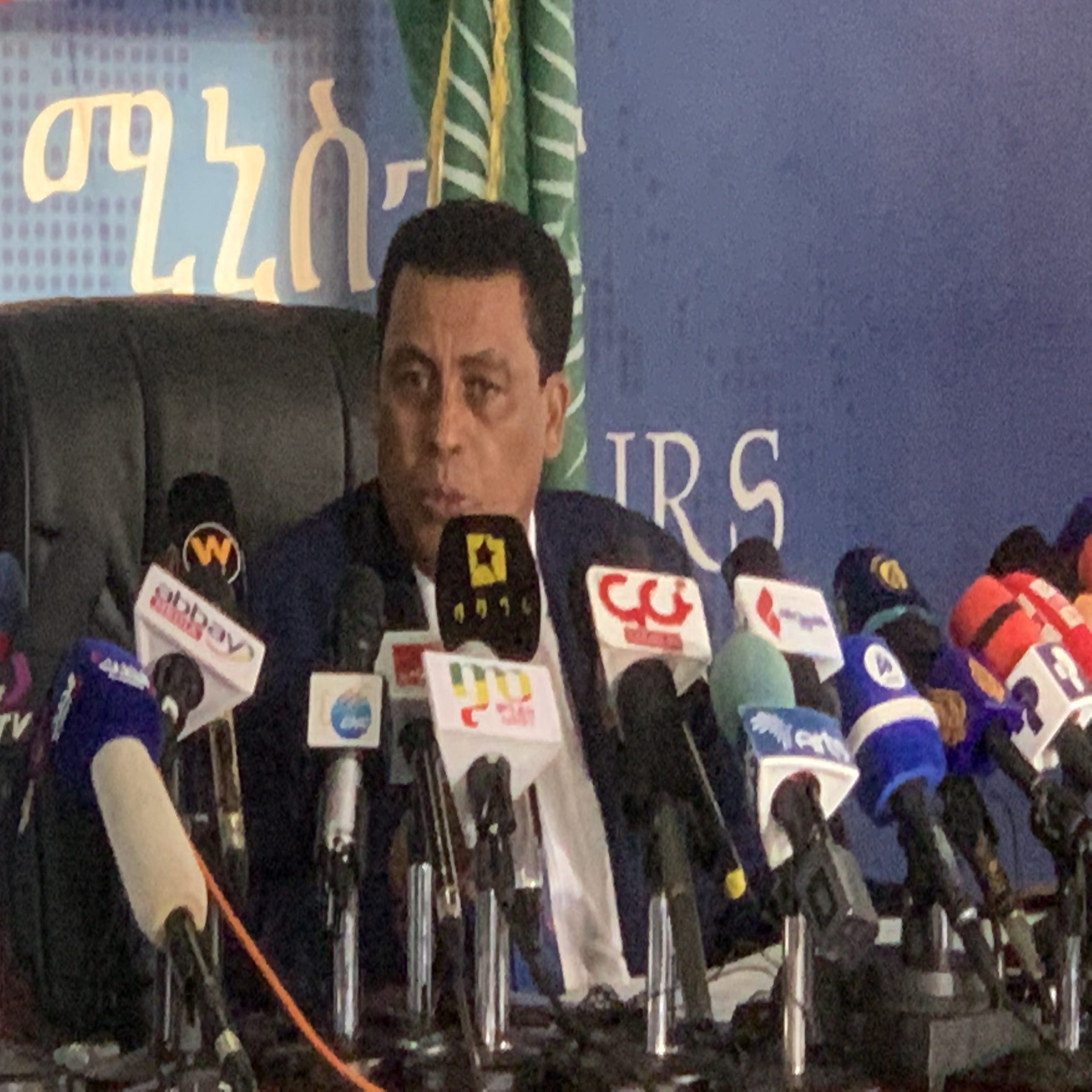 السفير دينا مفتي خلال المؤتمر الصحفي 