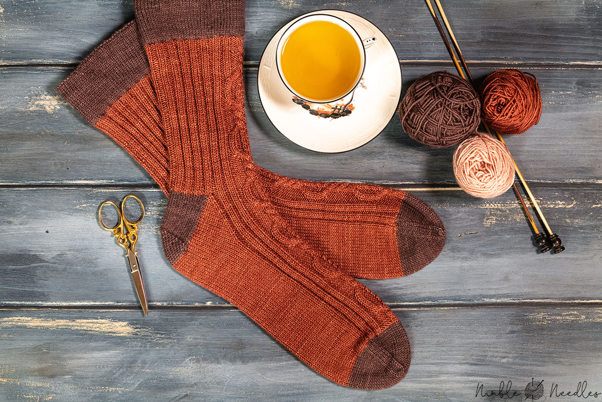 Stylish men's cable knit socks [Free knitting pattern]