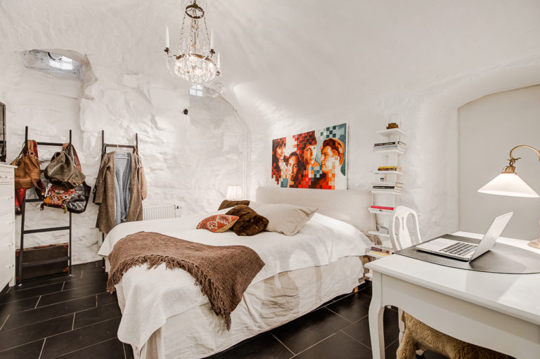 20 Beautiful Examples of Greek Bedroom Design