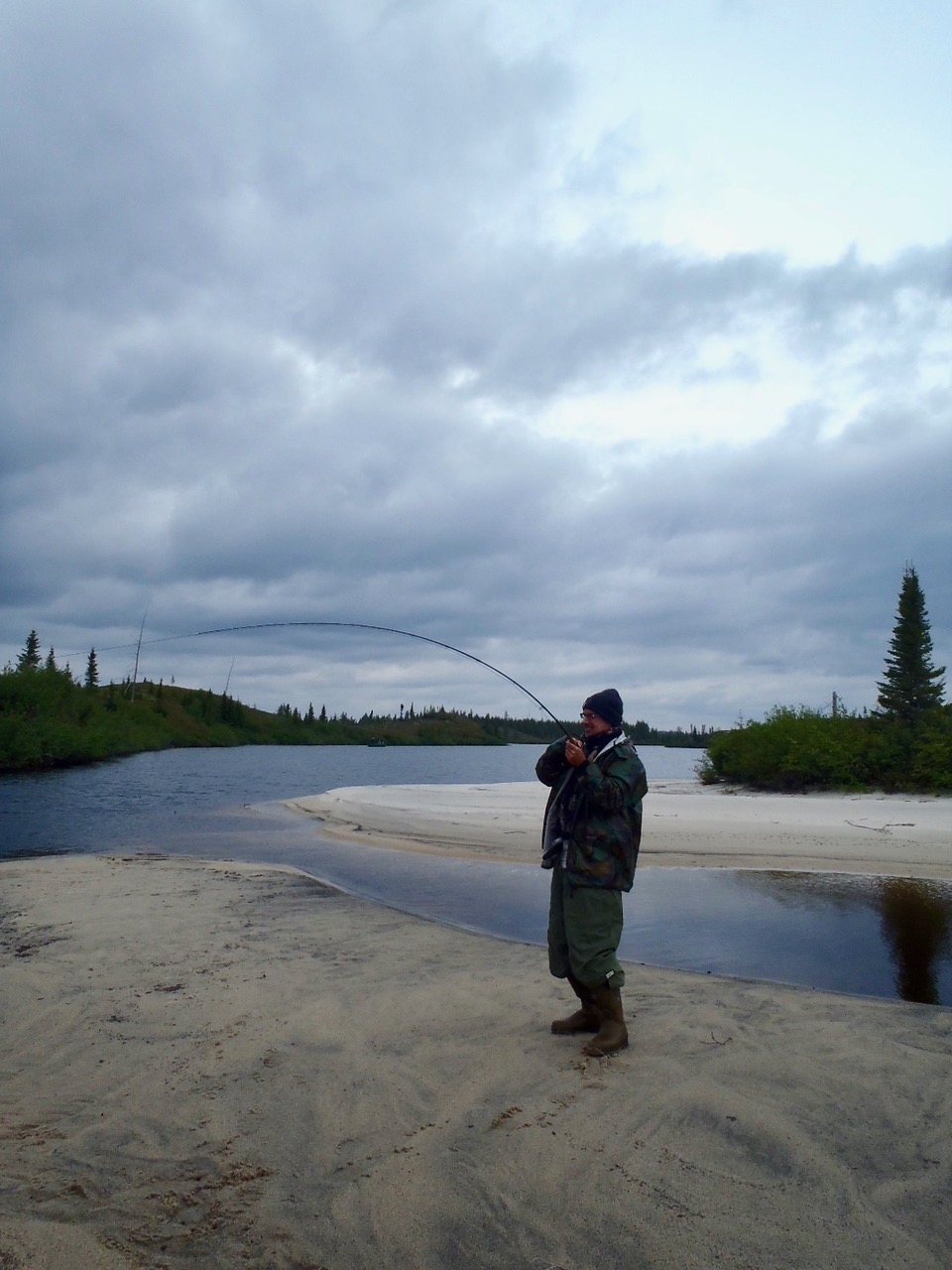 Brochet à la moucheuse sur la plage... Nipissi pourvoirie DolbeauMistassini LacSaintJean