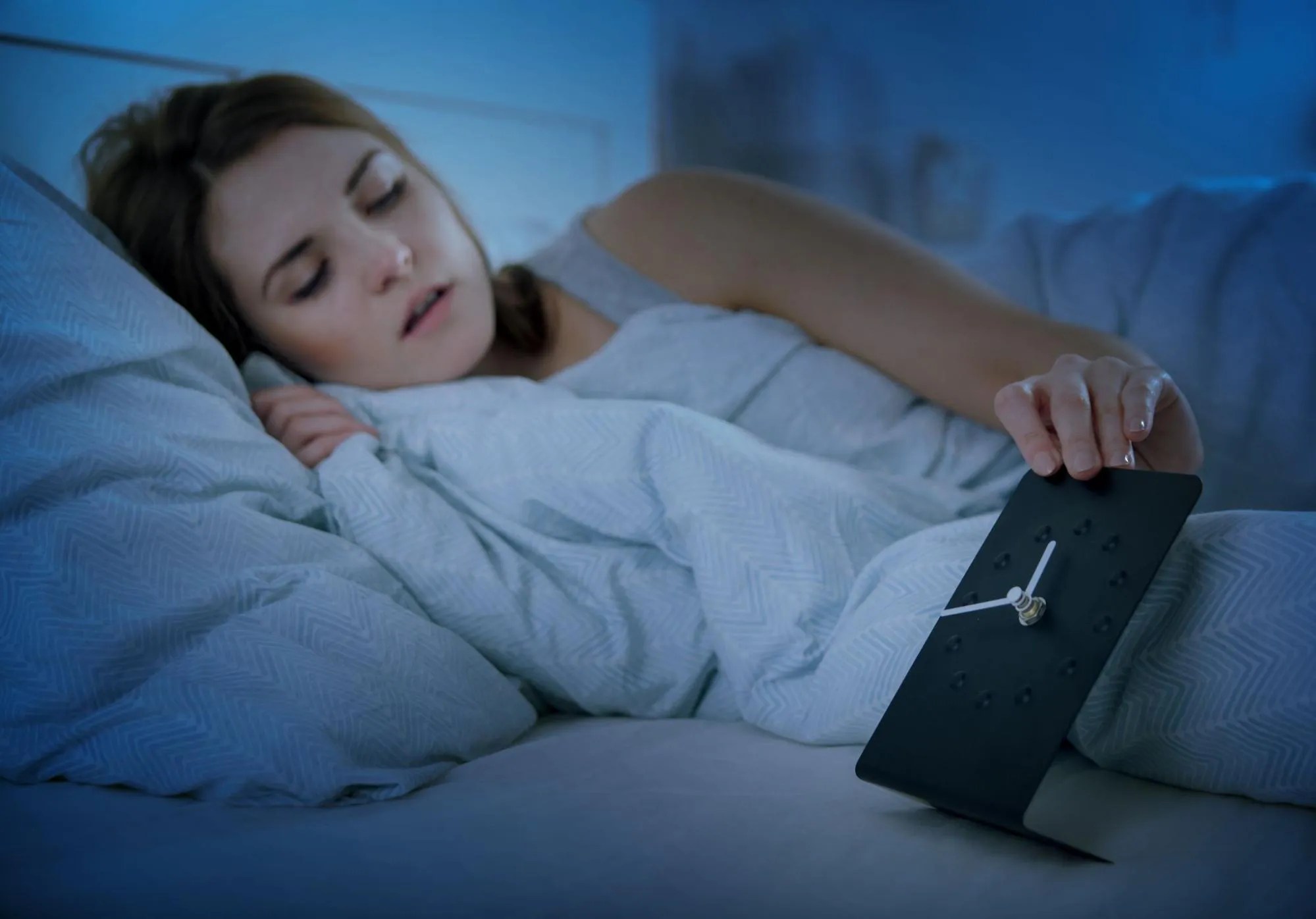深夜に目が覚める「中途覚醒」 注意したい日中の眠気｜Nikkei Style 夜中に目が覚める原因とは？対処法やストレスの影響について解説！ | ネムリウム 西川株式会社