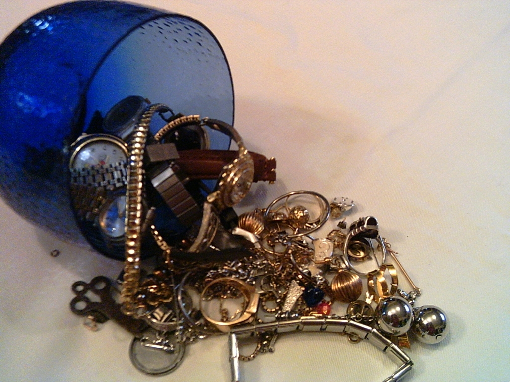 How to sell old jewelry for cash