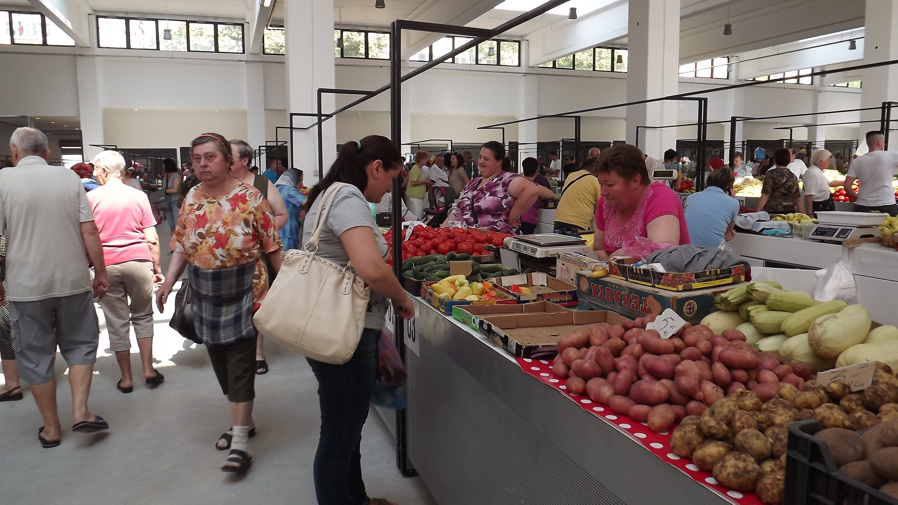 Piaţa de legume fructe sa mutat în noua hală BIHON