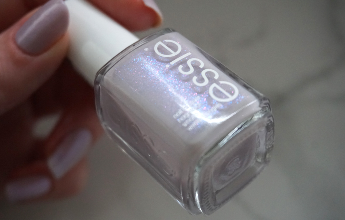 Essie Glow and arrow (Valentine's day collection 2021) Noae Nails