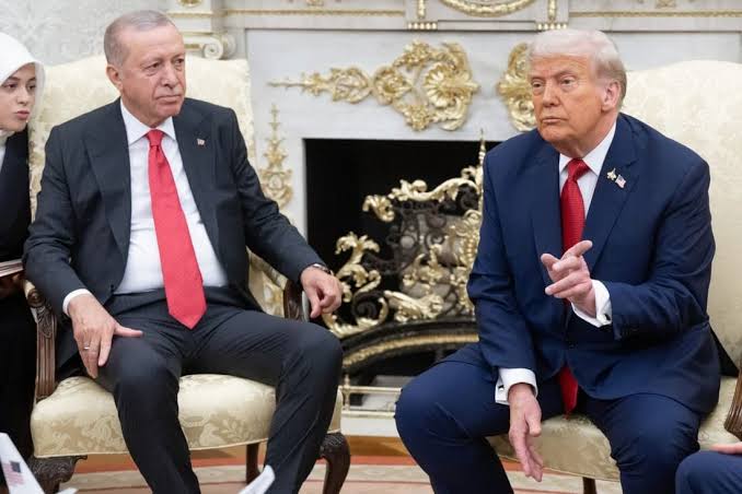 Trump diz a presidente Turco, Erdogan, que pare de comprar petróleo russo
