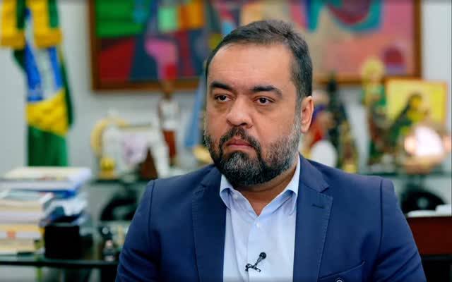 “Não iremos retroceder. Quem portar uma arma de guerra está cometendo um atentado contra a democracia”, diz governador Cláudio Castro