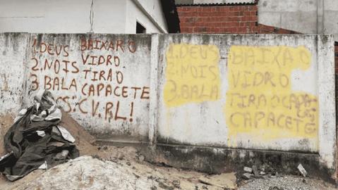 Famílias são expulsas de casa em Fortaleza e recebem escolta da polícia