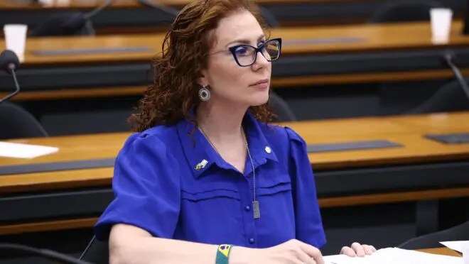 Deputados de oposição comemoram a rejeição do pedido de cassação de Carla Zambelli