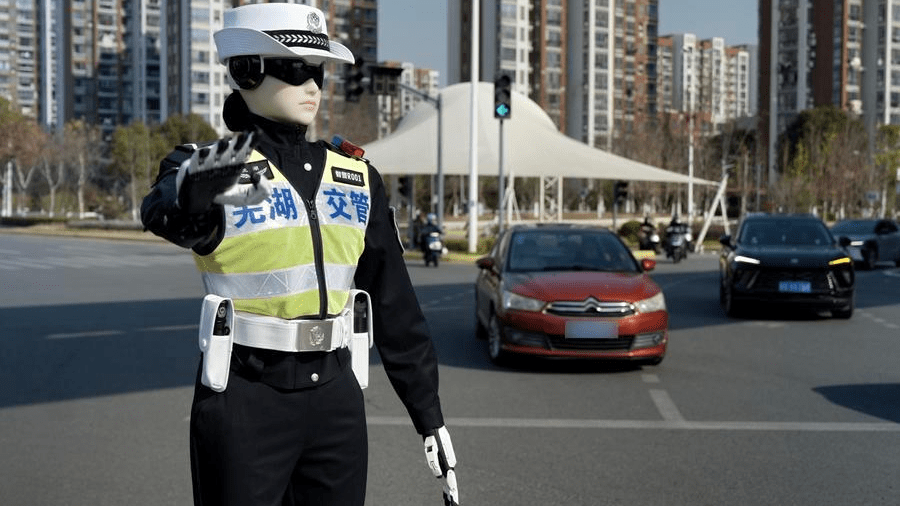 China começa oficialmente a substituir a polícia de trânsito por robôs com inteligência artificial