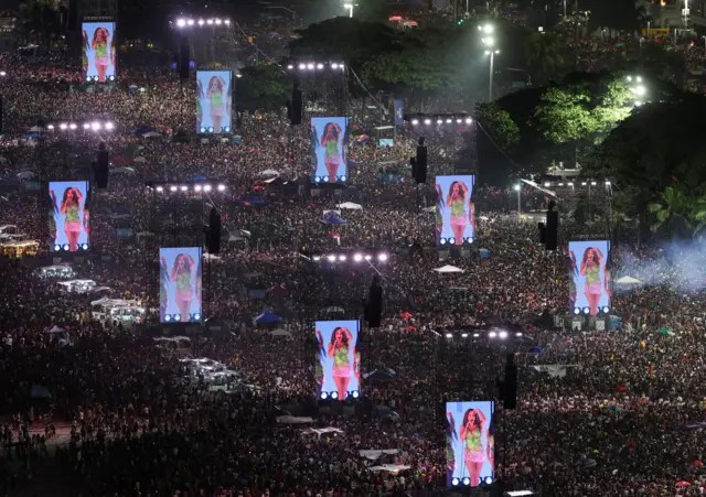Bancado com dinheiro público, show de Shakira vira palco de protesto da esquerda