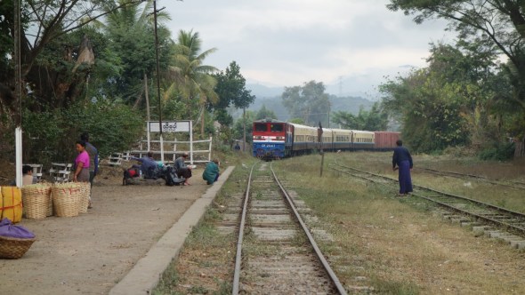 train pulling into Hsipaw station