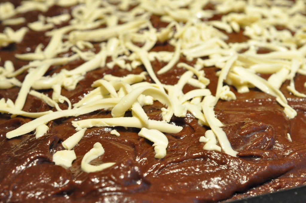 Luksus svampet chokoladekage med hvid chokoladepynt