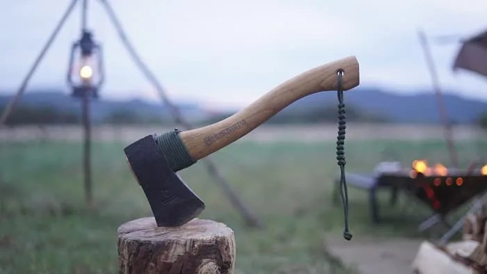 キャンプに斧は必要？焚火で必要な斧・鉈・ナイフの役割は？｜ノマドキャンプ