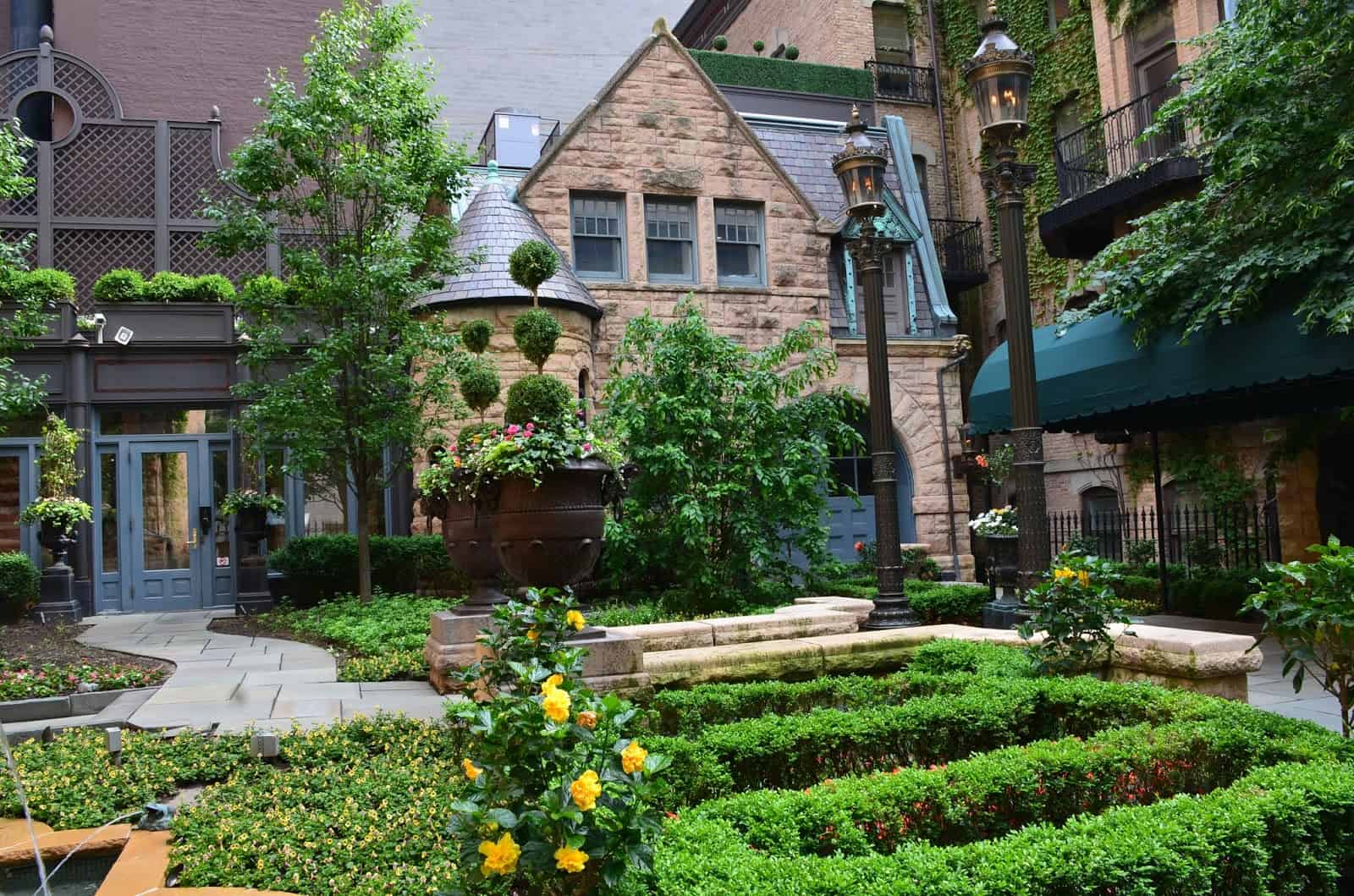 River North (Neighborhood in Chicago, Illinois) Nomadic Niko