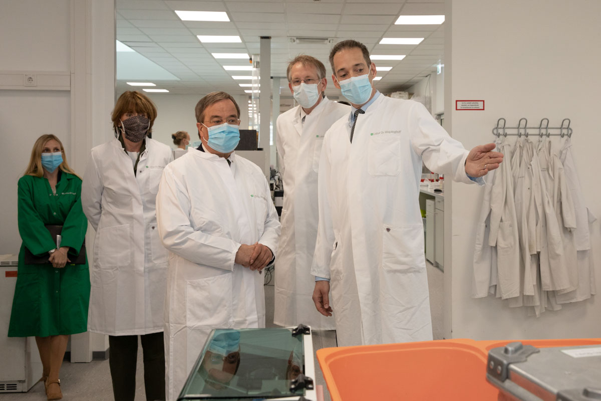 Hoher Besuch im Labor Dr. Wisplinghoff nonverbal bildkommunikation