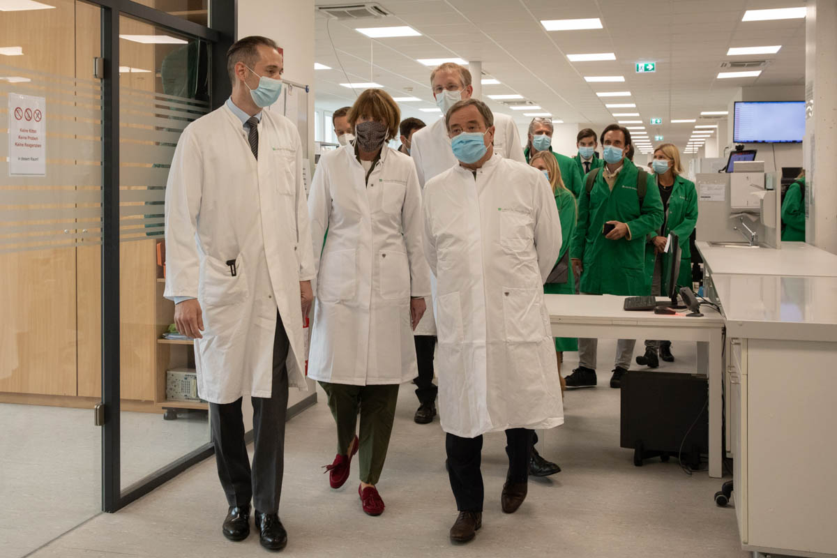 Hoher Besuch im Labor Dr. Wisplinghoff nonverbal bildkommunikation