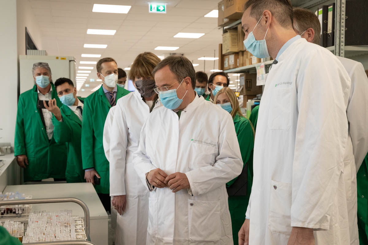 Hoher Besuch im Labor Dr. Wisplinghoff nonverbal bildkommunikation