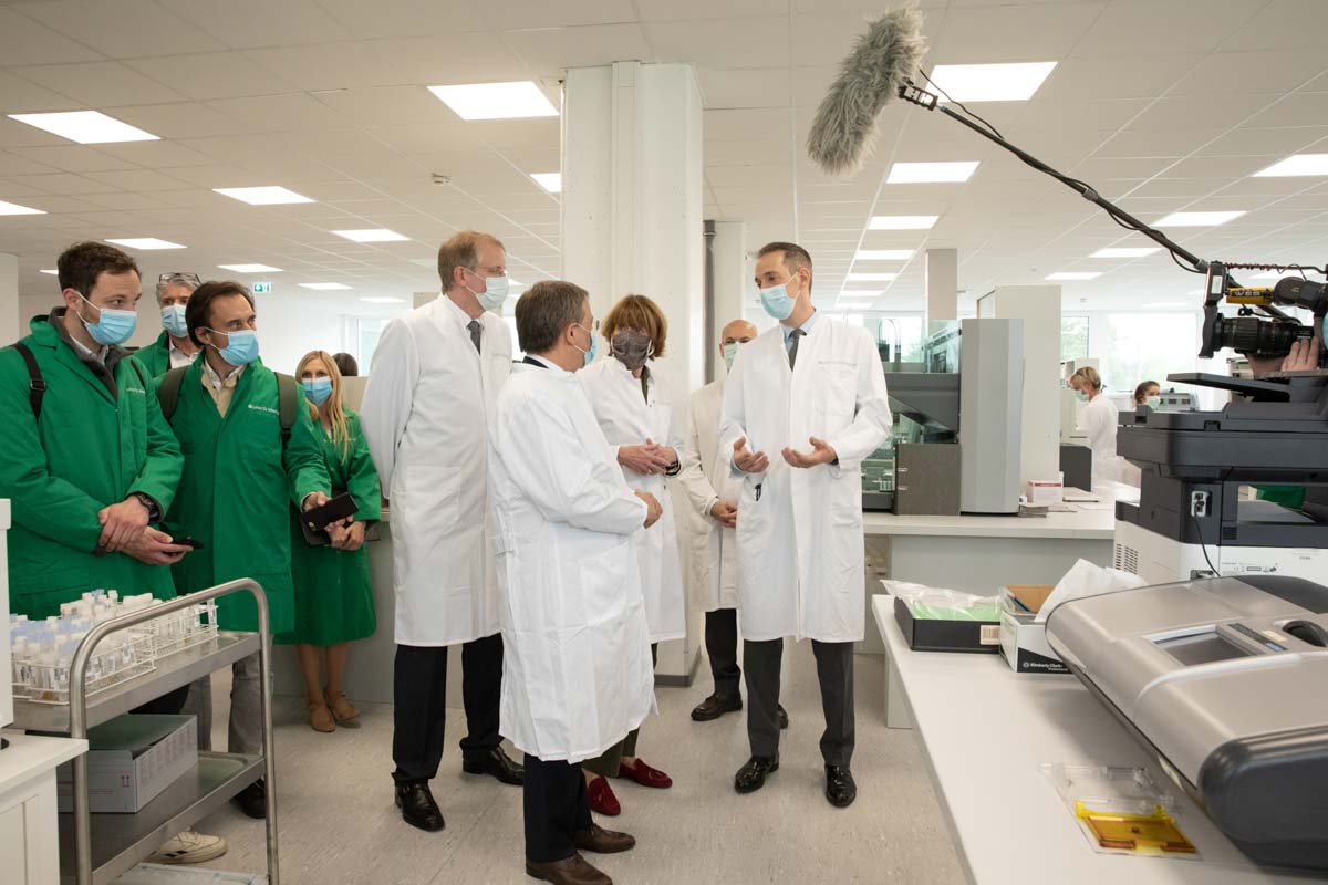 Hoher Besuch im Labor Dr. Wisplinghoff nonverbal bildkommunikation