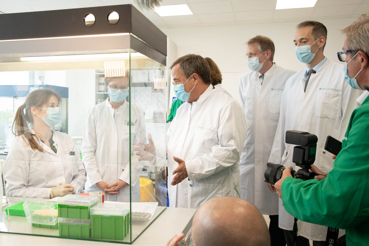 Hoher Besuch im Labor Dr. Wisplinghoff nonverbal bildkommunikation