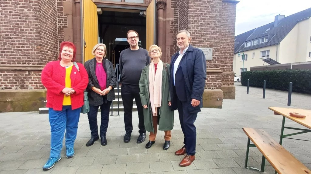 Raum der Begegnung Kirchvorplatz von „St. Peter und Paul“ festlich