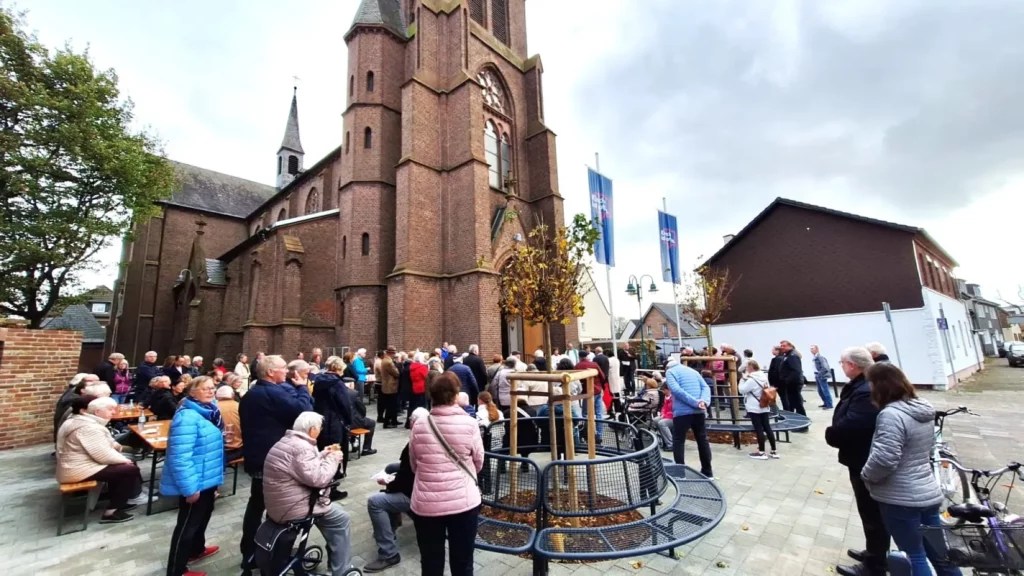 Raum der Begegnung Kirchvorplatz von „St. Peter und Paul“ festlich