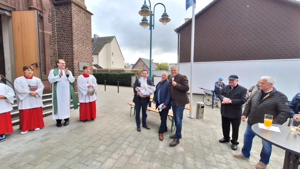 Raum der Begegnung Kirchvorplatz von „St. Peter und Paul“ festlich